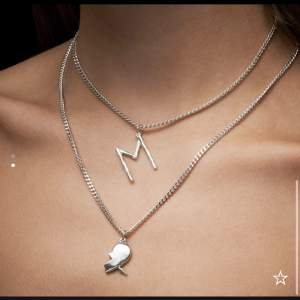 Säljer eller byter mitt ”YOU AND ME NECKLACE” från Maria Nilsdotter. Byter helst mot min högra silver halva mot höger guld halva, men kan även byta lite annat för har tillgång till den vänstra halvan. 💛