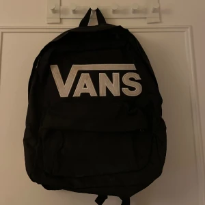 Vans ryggsäck  - En svart Vans ryggsäck. Har ett datorfack och ett litet fack i fram. Jättebra skick💖