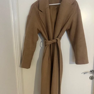 Brun/beige Kappa  - Fin och varm kappa från Gina Trickot. Helt okej skick! 