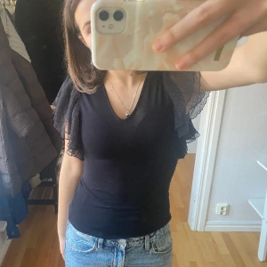 Tröja från lindex - Super söt volangtopp från lindex amvänd fåtal gånger och i bra skick, orginalpris 300kr