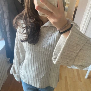 Stickad tröja - Beige stickad tröja från h&m. använd men i perfekt skick!