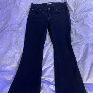 Bootcut Low jeans Gina tricot 38 - Säljer mina Gina jeans nu för de inte passar mig längre. De är lite långa på mig (163) och därför lite trasiga nere i benen. Annars är dom i jätte fint skick. Köpte dom för 500kr i sommras. Det är storlek 38❤️priset kan självklart diskuteras.