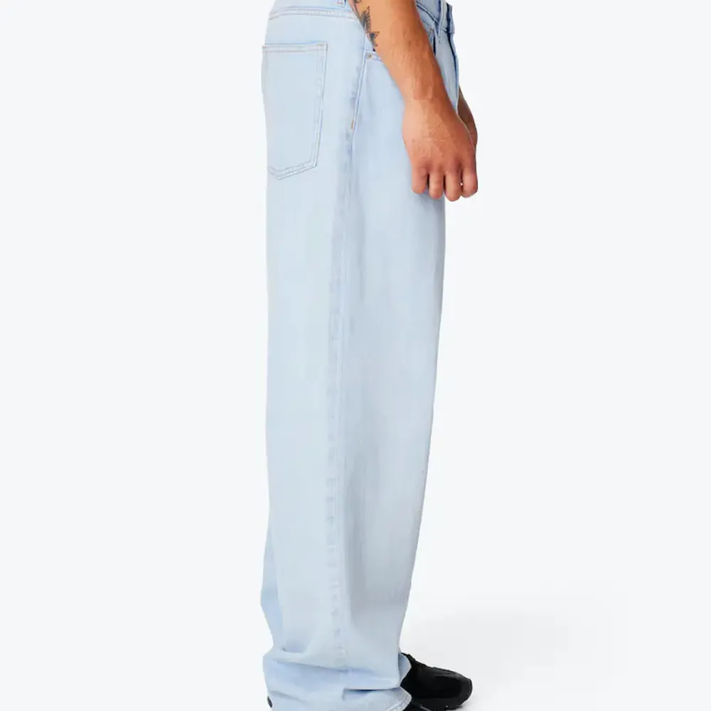 Säljer ett par nya baggy jeans, de är i nyskick och är aldrig använda, jag köpte dem för 700kr och säljer dem nu för 150kr hör av dig vid frågor:)). Jeans & Byxor.