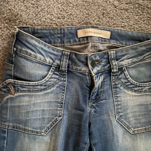 Straightleg jeans - Raka jeans från vero moda med as coola detaljer! Tyvärr blivit för små för mig ❤️Hittar inte storleken men skulle säga att de är XS.