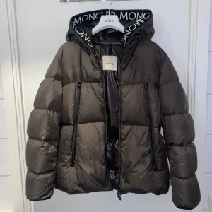 Moncler  - Säljer min Moncler jacka från 2020, är i bra skick  Storlek 5  Kvitto finns Nypris 13915kr  