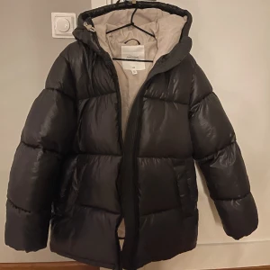 Vinterjacka HM - Svart vinterjacka, designade den själv på hm förra året. Använd fåtal gånger. Storlek xs men skulle säga mer som en s. Nypris 899 kr