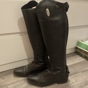 Crw ridstövlar  - Säljer mina supersnygga svarta ridstövlar från hööks, märke Crw! Fint skick förutom små defekter på en sida, inget som syns eller märks av om man inte är väldigt noga! Just nu är de inte putsade. Nypris är 1199kr och jag säljer för 600kr + frakt 🫶🏼