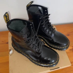 Dr Martens bex stl 38 - Endast använda fåtal gånger, de kommer ej till användning hemma hos mig & hoppas att någon annan får användning för dem då de är i väldigt fint skick.