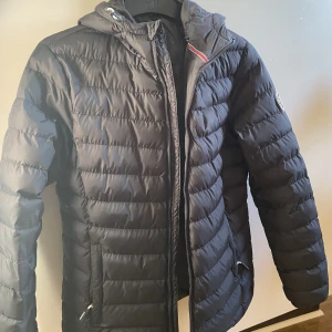 Fodrad jacka från Vinston Polo Club - Nästan helt oanvänd. Köpt från Stadium. 