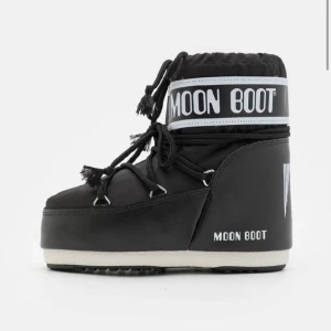Svarta låga moonboots - Knappt använda, precis som nya, superfina. Säljer då de inte kommer till användning💓