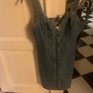 Jeans klänning - Aldrig använd som ny  Storlek 38, mer som 36
