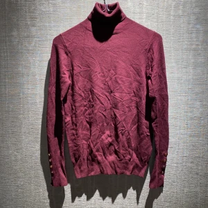 Tröja | Zara - En vinröd stickad polo-tröja från Zara i storlek m. Behöver bara strykas! Skriv för bilder och info.