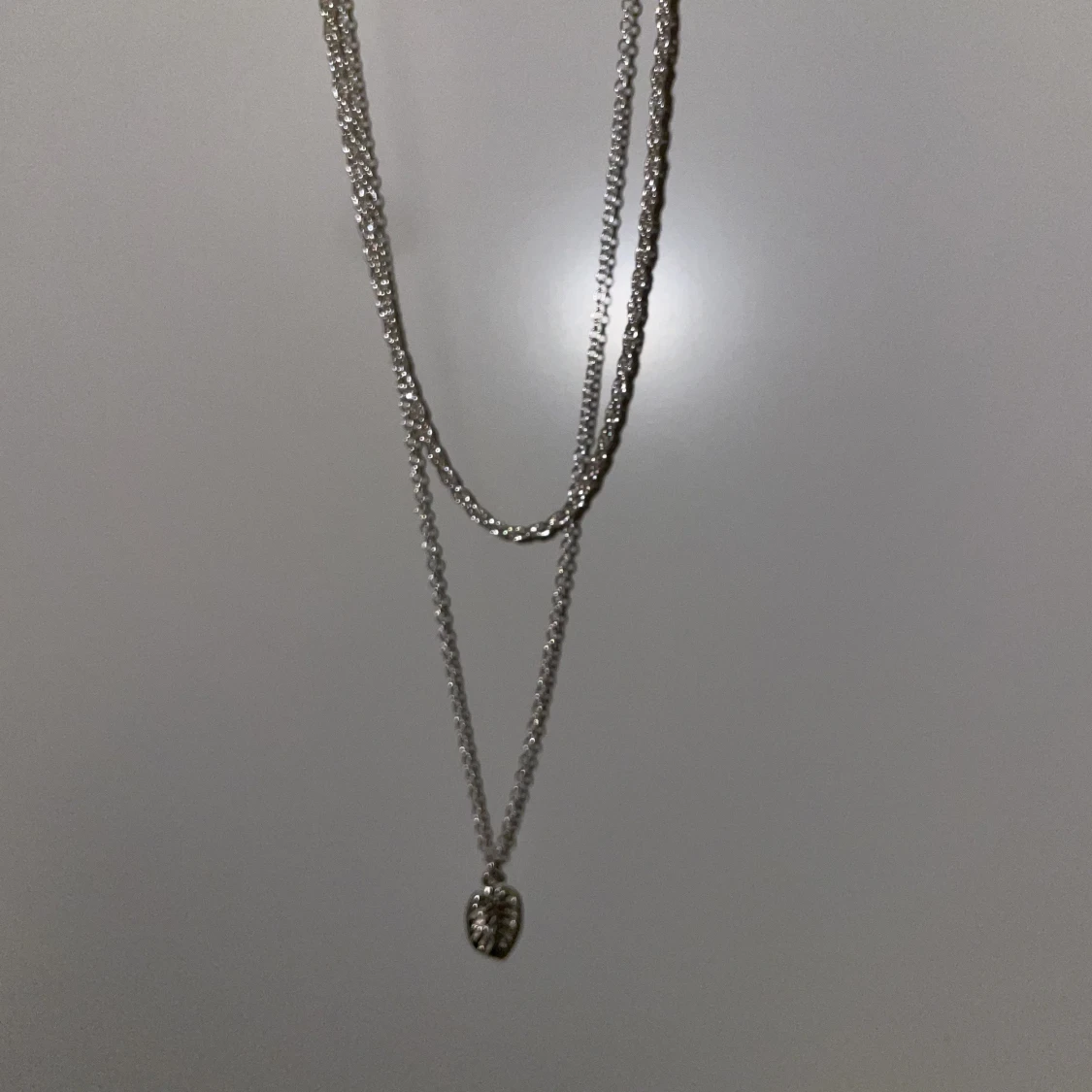 Dubbelhalsband med löv - 91