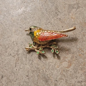 Fågel Pin/brosch - den är i bra skick, knappt några repor eller saknade delar.  det är en vacker fågelbrosch avsedd för din jacka eller andra kläder.