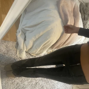 Skinn byxor  - Snygga långa lågmidjade skinnbyxor👍