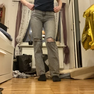 Snygga jeans! - Snygga gråa jeans! Men två hål på båda knäna. Är 157 cm lång! Säljer pågrund av att de inte är i min ”still” köpte för 300kr men säljer för 150 kr inklusive frakt!