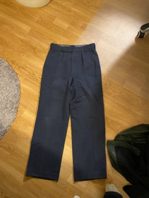 Kostymbyxor - Vintage från Broadway&Sons Storlek XS/S 100kr