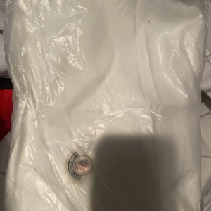 Moncler shorts - Vita Moncler shorts dom är helt nya o perfekt skick