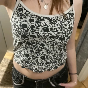 Brandy topp - Va osäker om jag ens ville sälja den för tycker om den men tyvärr kommer den aldrig till användning längre. bra skick inga defekter. Säljs inte längre på hemsidan 