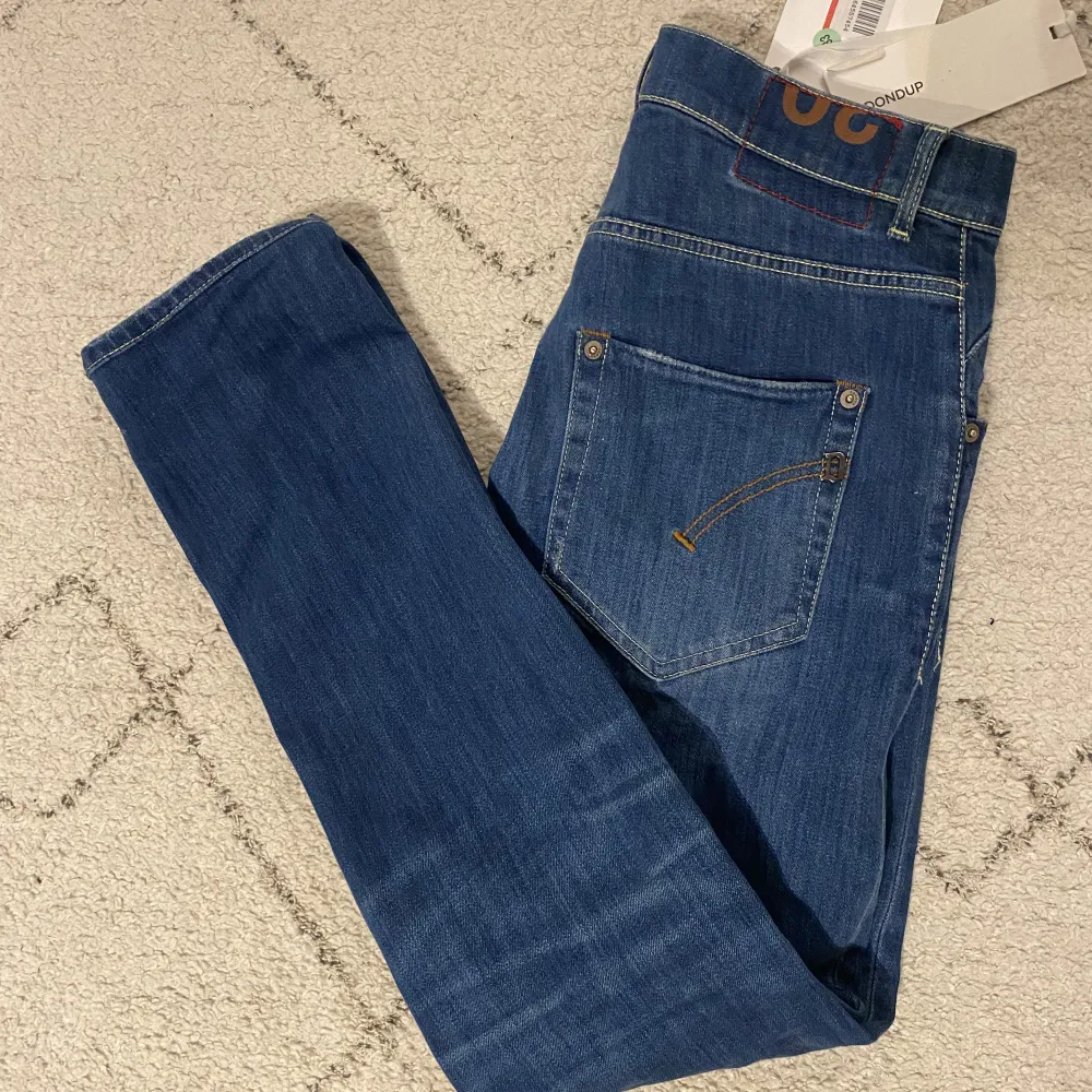 Ett par helt nya dondup jeans med alla taggar kvar, skick 10/10, nypris 3000, mitt pris 849, strl 30 killen på bilden är 177cm. Hör av dig vid frågor eller funderingar😉. Jeans & Byxor.