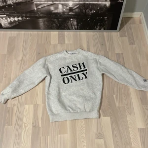 Cash only tröja - Skick 10/10 Ny pris Runt 800kr  Storlek s