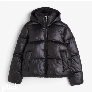 Vinterjacka dam - Slutsåld jacka från Hm i storlek M. Använd ca 3 gånger och säljer pga har för många vinterjackor🩷🩷🩷