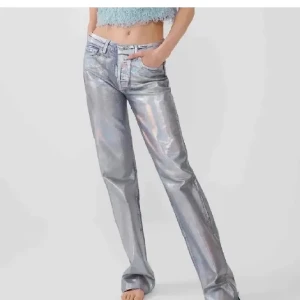 Silvriga lågmidjade jeans från zara - Säljer dessa silvriga jeans från zara. Använda men i bra skick