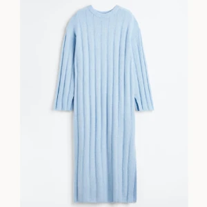 Stickad klänning💙 - Säljer denna oanvända stickade klänningen med slit på sidorna från h&m! ALDRIG använd men lappen är klippt, storlek xs💙