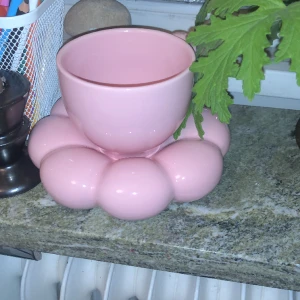 Gullig mugg🩷 - Rosa mugg från normal. Original pris är 99 men säljer för 79. Säljer för att den var för liten för mitt iskaffe. 💋😽