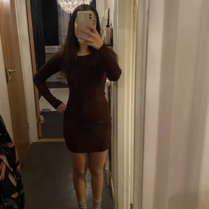 Lila tight klänning från HM - Säljer denna fina bodycon lila/burgundy klänningen från HM i strl XS. Den är knappt använd och i fint skick🥰 jag är 165 för referens, och den är bra i längd på mig.