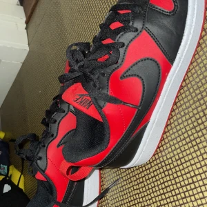 Röda nike court borough 💋 - super fina nikes, i storlek 36. Nästan helt oanvändna, nypris 650 .  priset kan förhandlas    Skriv till mig för mer bilder o info💋💋