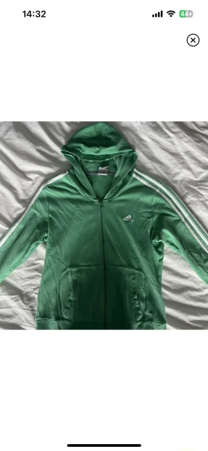 Adidas hoodie - Adidas hoodie. Osäker på om äkta då jag fick i present. Lite repor på dragkedjan men syns knappt. Supersnygg och trendig! 