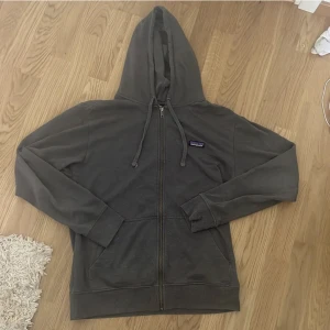 Vintage patagonia zip up - Säljer denna jättecoola Patagonia zip up i storlek M då den inte kommer till användning så ofta💓superbekväm och mysig, passa på nu när det är fri frakt!
