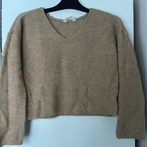 Stickad tröja - Från HM i stl 134-140 men passar XXS-S, går ner till midjan på mig som har XS🫶🏻