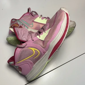 Nike Kyrie Low 5 ’1 World 1 People Orchid’ Använda - Säljer mina använda Kyrie low 5 i storlek 42.5 eller 9 US. Ska flytta så säljer några av några basketskor