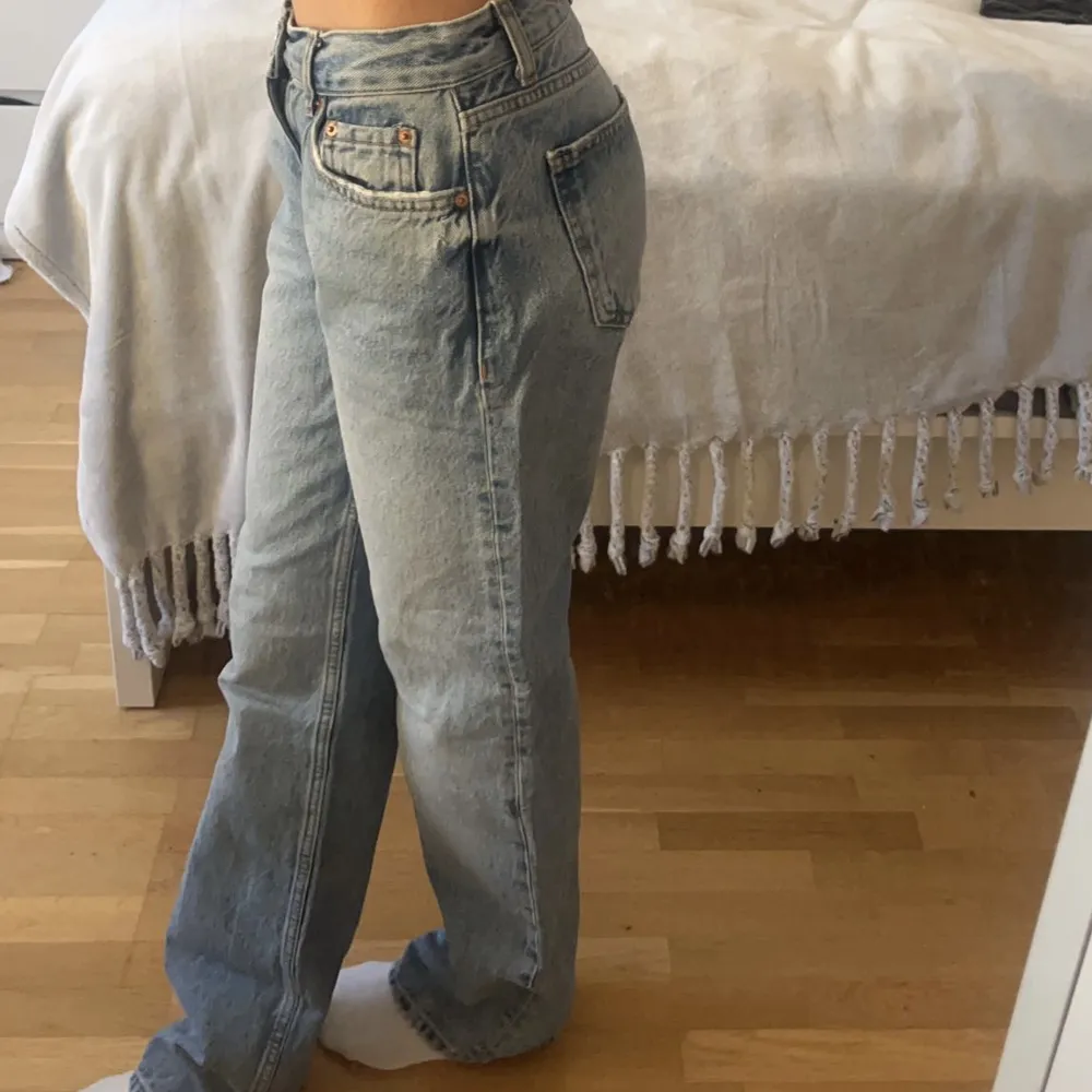 Baggy jeans från Gina Tricot som är ganska använda, jag är 164 och de är ganska långa på mig 💓🙏🏻. Jeans & Byxor.