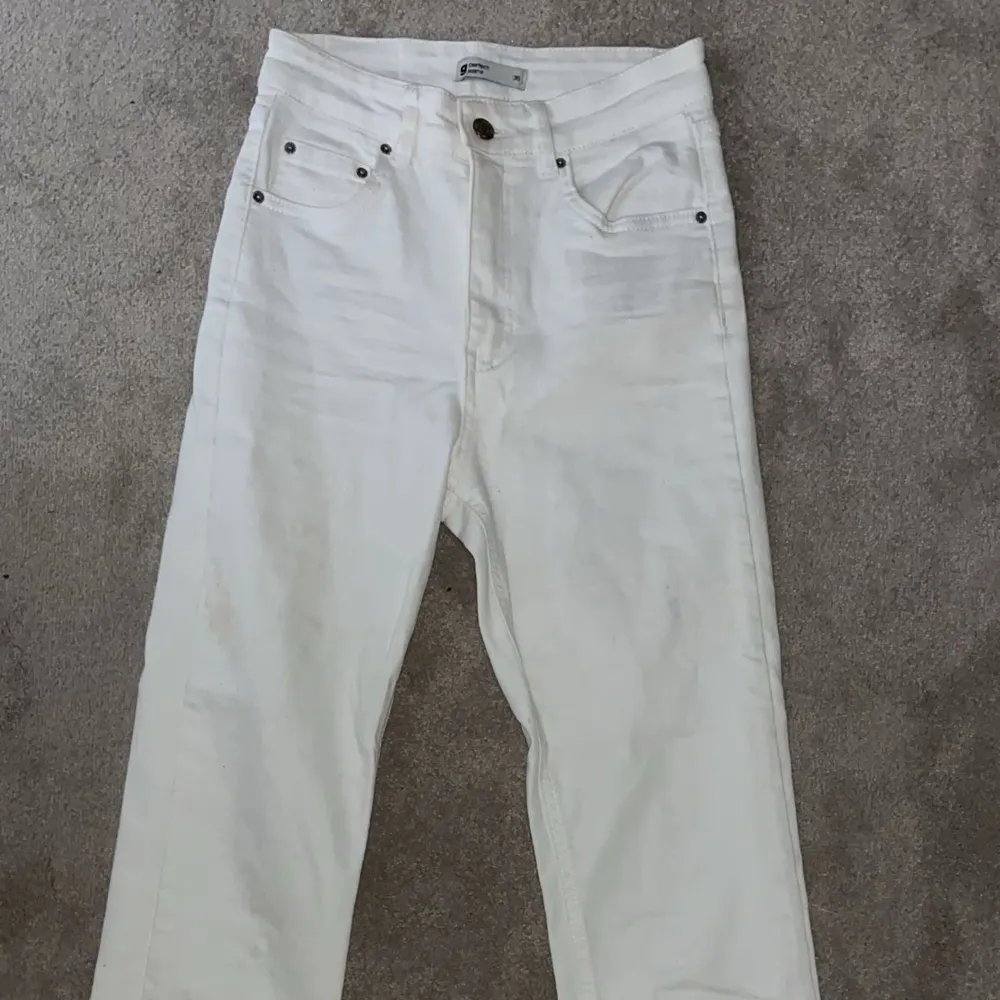 Vita jeans med slit 💗använd endast en gång 💗. Jeans & Byxor.