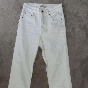 Vita jeans med slit 💗använd endast en gång 💗