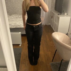 Weekday arrow low - Svarta/gråa lågmidjade jeans i modellen arrow low från weekday i strl 27/32 men är små i storleken 💗