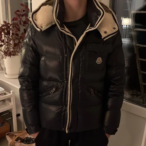 Moncler branson jacket  - 🚨STEAL🚨Tja säljer en stilren moncler branson vinterjacka. Jackan är i väldigt fint skick utan defekter. Nypris 12000. Mitt pris 3499. Äktehetsbevis finns. Skriv vid funderingar. MVH Simon 