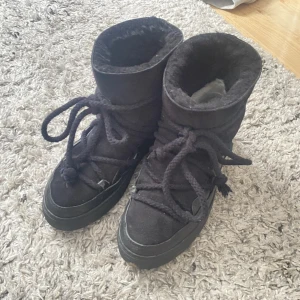 Inuikii skor  - Vill sälja mina Inuikiis för bra pris💞 men vill egentligen byta mina mot ett par bruna,beigea eller i den tjocka modellen💞 fick i födelsedagspresent den 21 januari så de är sparsamt använda 😇