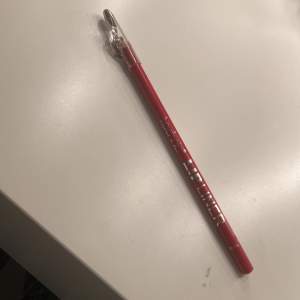 Läpp penna ifrån technic, bara testad, säljer då det inte är en färg jag använder, liten vässare ingår i locket💗