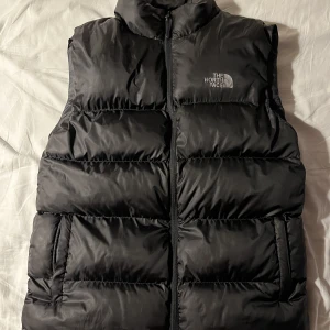 North face väst - Tjena, säljer en varm North face väst i storlek M. Passar även Large. Västen är väldigt bra skick och scankod finns. Nypris cirka 2000kr-3000kr, mitt pris 600kr