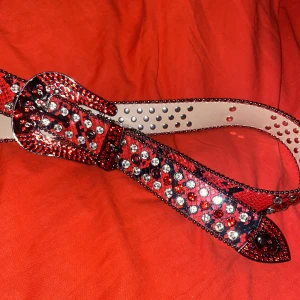 Dödskalle rhinestones belt - Köpt för 300kr Har gjort ett extra håll men det syns knappt, jätte coola detaljer 