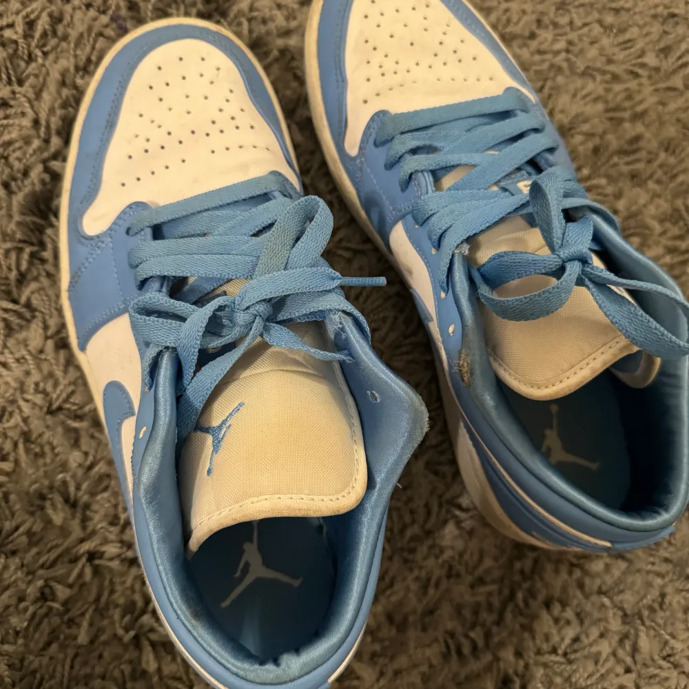 Nike air Jordan low 1 i university blå i storlek 39. Lite slitna.. Skor.