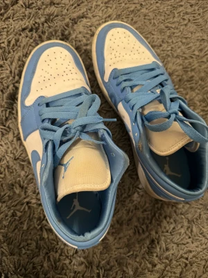 Nike air Jordan 1 low unc blå - Nike air Jordan low 1 i university blå i storlek 39. Lite slitna.