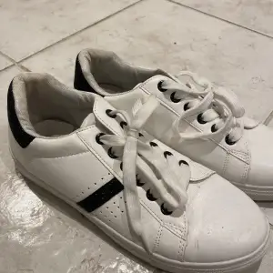 Supersnygga vita sneakers med svarta glittriga detaljer, skorna har endast använts två gånger och är i jättebra skick
