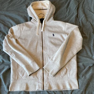 Ralph lauren ziphoodie - Säljer en Ralph lauren siphoodie i väldigt bra skick! Det finns inga defekter alls på den. Tröjan är i storlek Medium men den är väldigt liten i storleken så jag skulle absolut säga att den passar någon med storlek S/XS. Hör av dig om du undrar något.😀