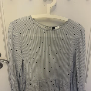 Blå tröja - Säljer denna tröja då den inte kommer till användning. I bra skick utöver att lappen är sönder. Lite genomskinlig men inget man tänker på!☺️💓