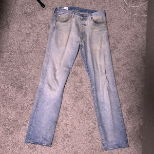 Levis 501 jeans - Riktigt fräscha Levis 501:or i en ljusblå, fräsch färg. Storlek 33x34, köpta i Levis butik för 1200kr, frågor eller funderingar är det bara att höra av sig! 